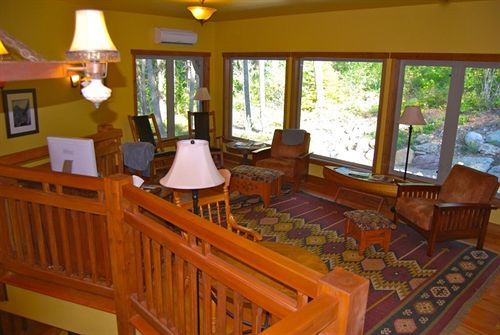 Glacier Guides Lodge Уэст-Глейшер Экстерьер фото