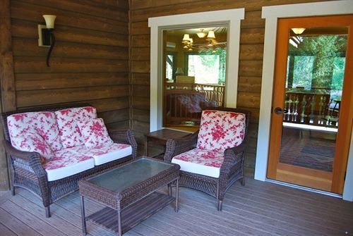 Glacier Guides Lodge Уэст-Глейшер Экстерьер фото