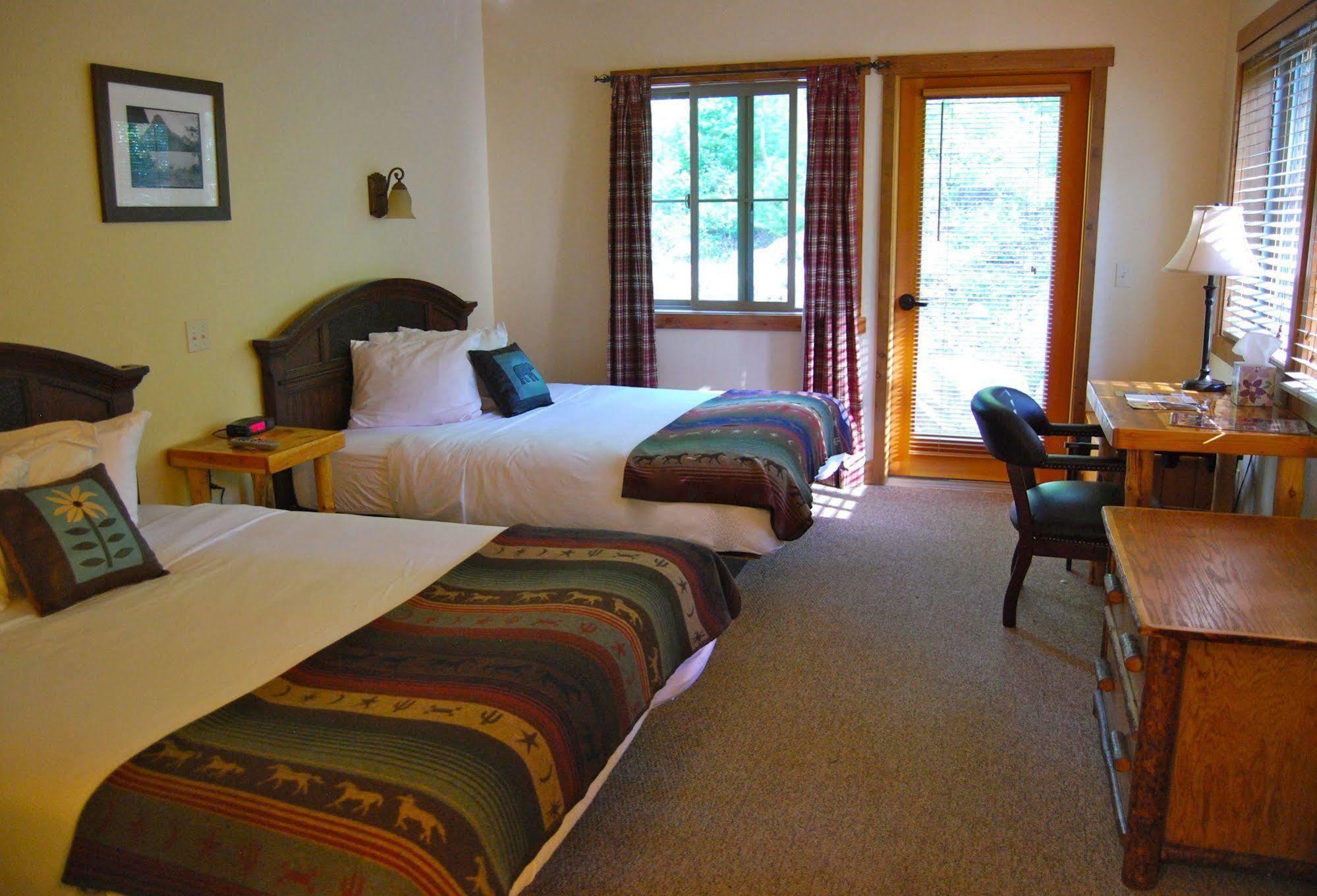 Glacier Guides Lodge Уэст-Глейшер Экстерьер фото