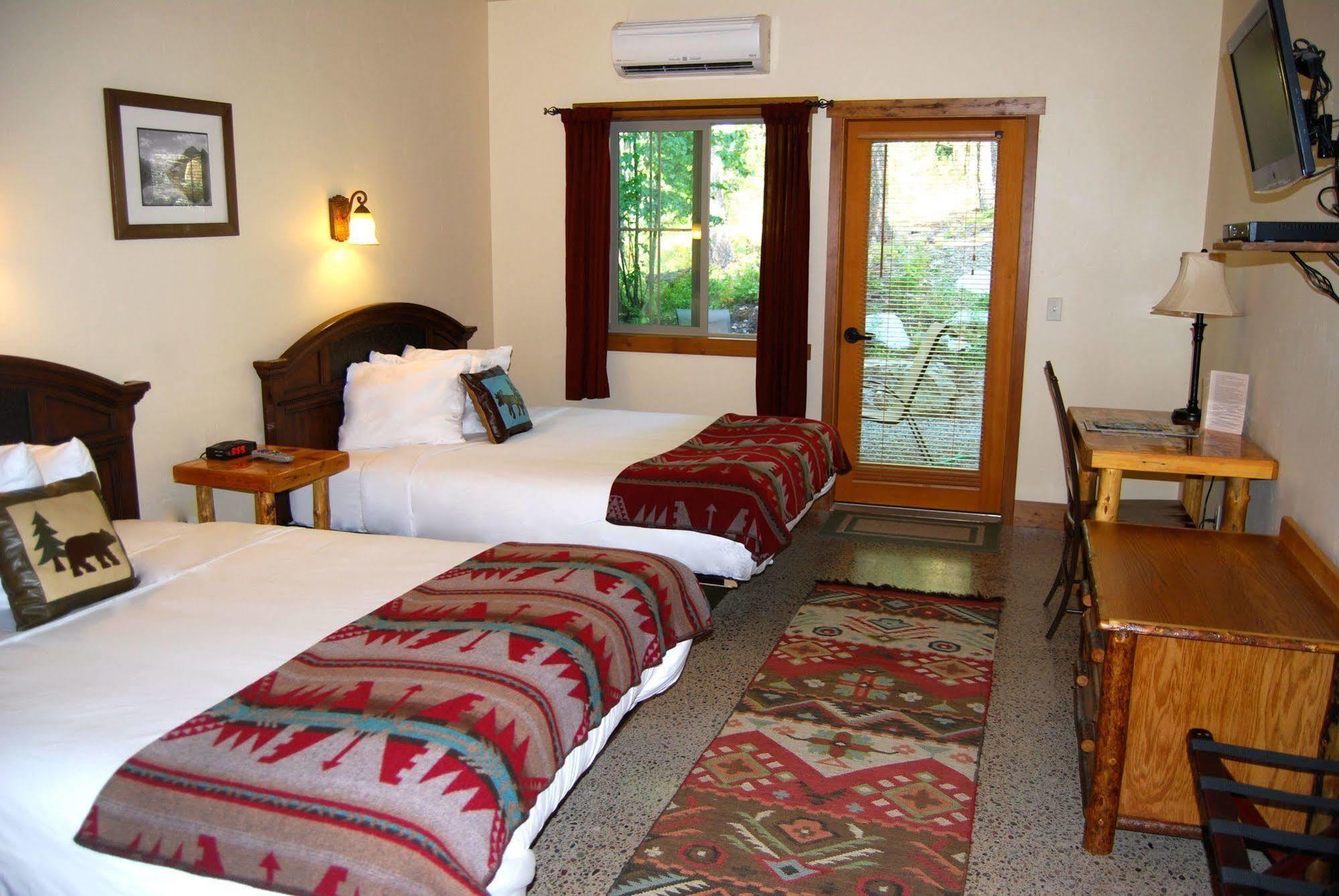 Glacier Guides Lodge Уэст-Глейшер Экстерьер фото